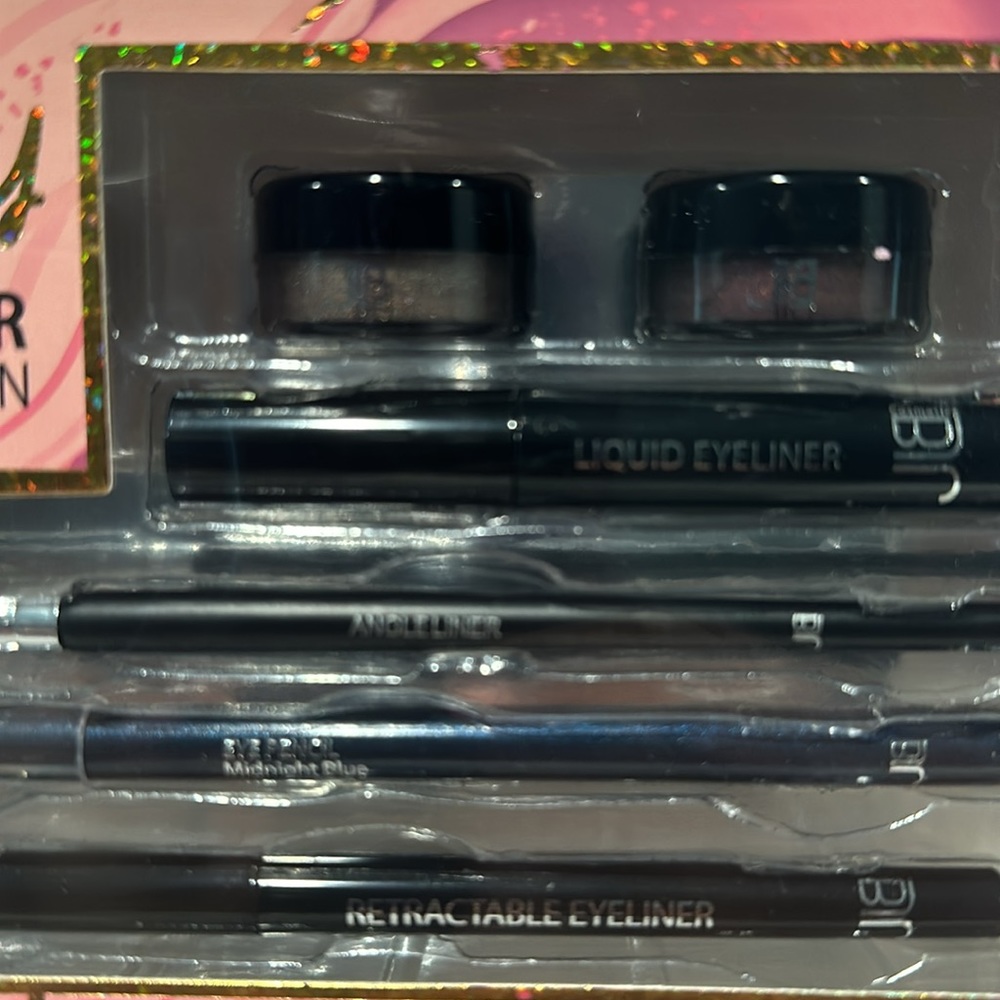 SMOKEY Eyeliner in six piece collection.